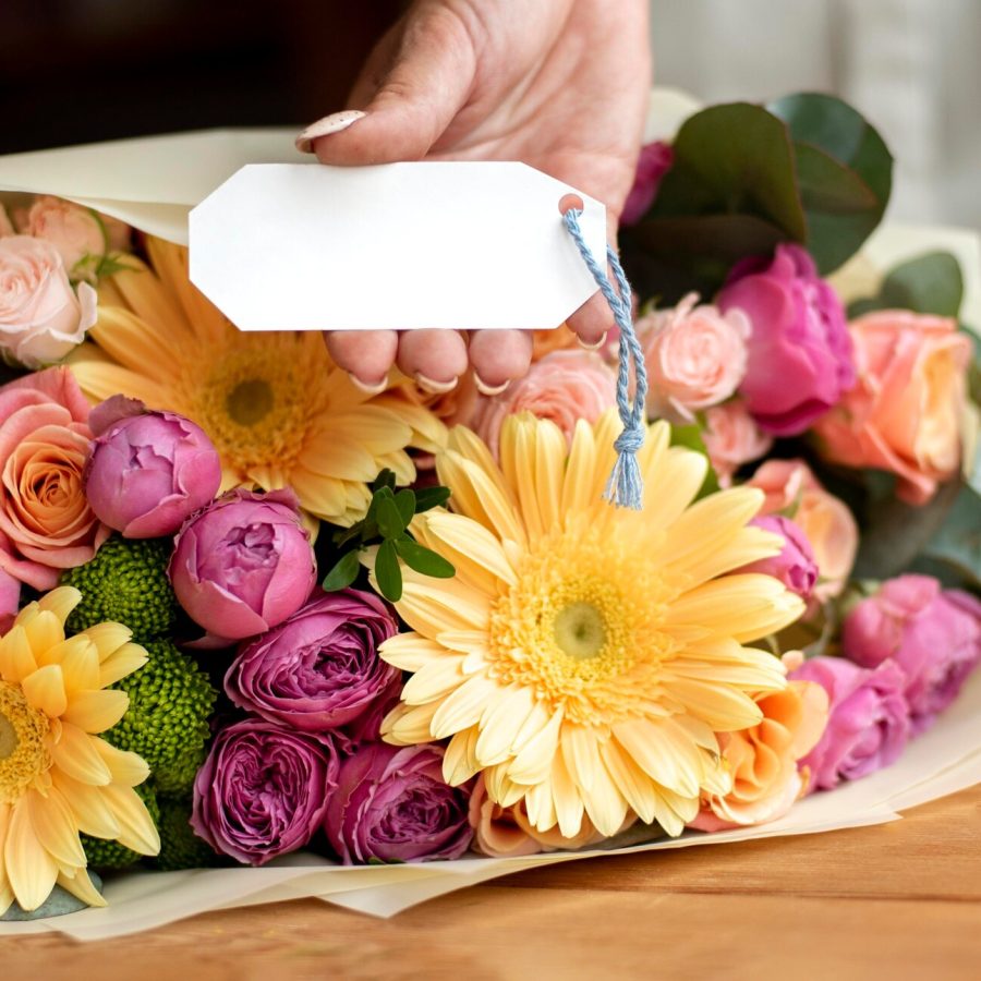 fiori-di-compleanno-con-nota-vuota_23-2149053811